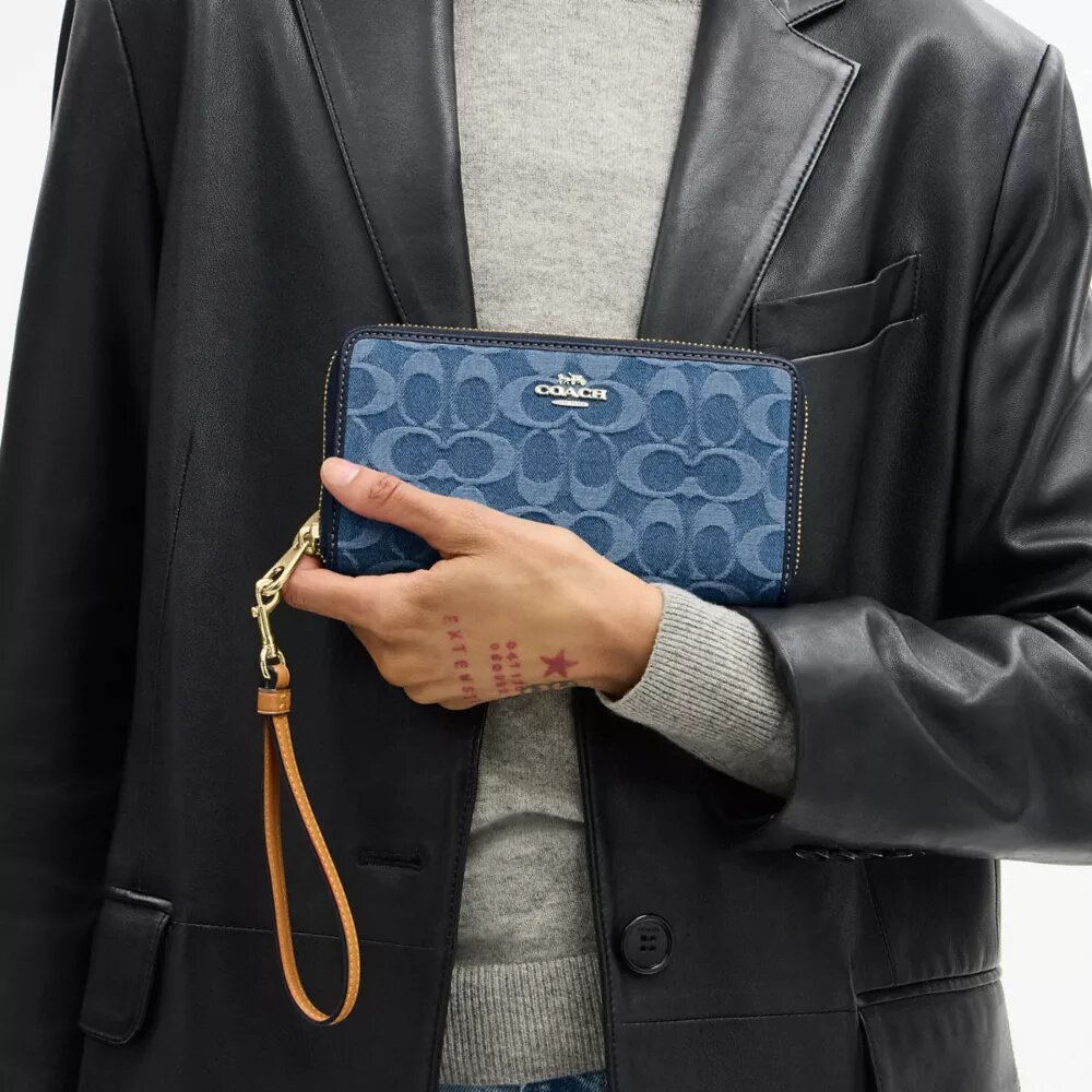Lange Umhängegeldbörse mit durchgehendem Reißverschluss aus Signature-Denim