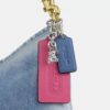 Laurel-Schultertasche aus Loved Denim mit Anhängern