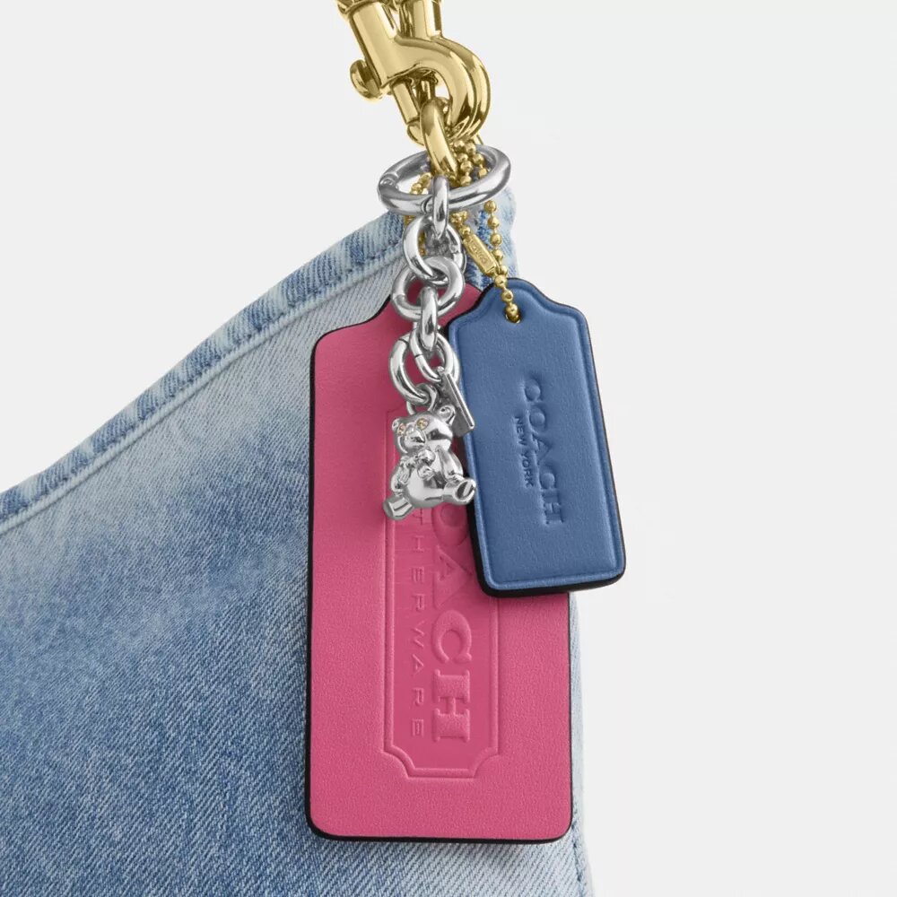 Laurel-Schultertasche aus Loved Denim mit Anhängern