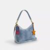 Laurel-Schultertasche aus Loved Denim mit Anhängern