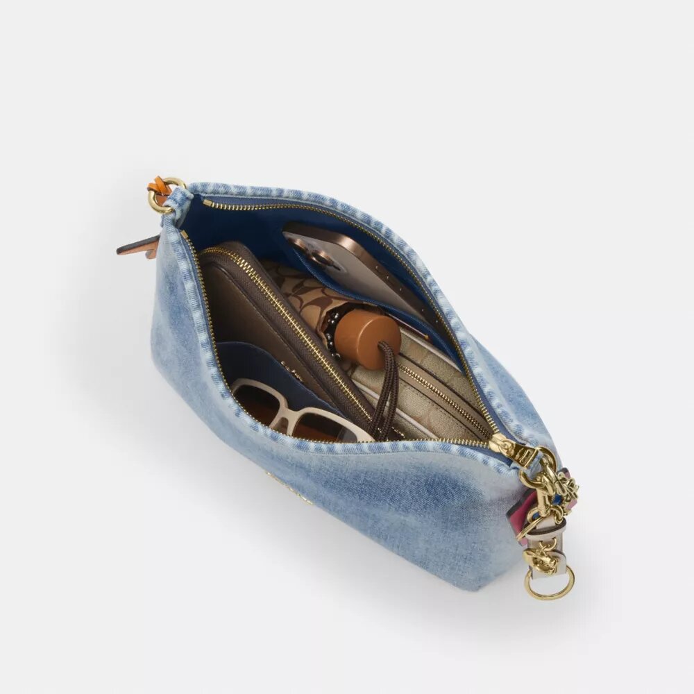 Laurel-Schultertasche aus Loved Denim mit Anhängern