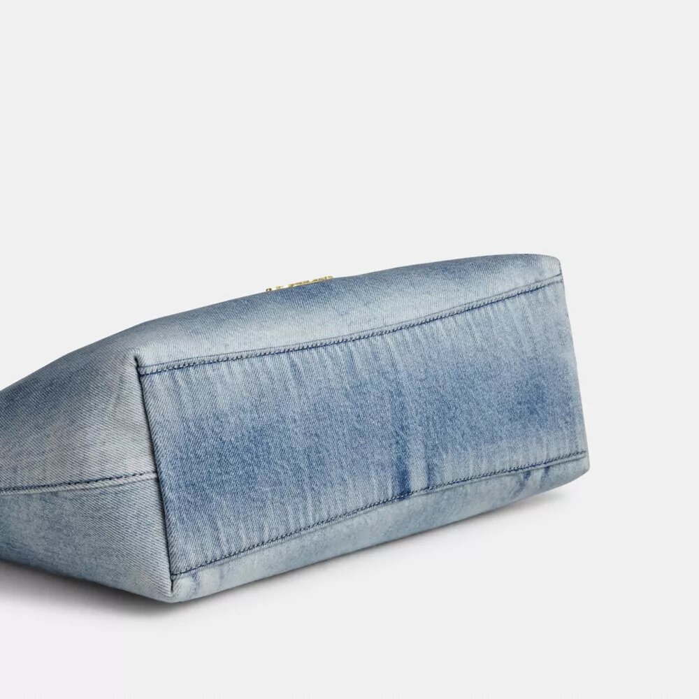 Laurel-Schultertasche aus Loved Denim mit Anhängern