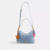 Laurel-Schultertasche aus Loved Denim mit Anhängern