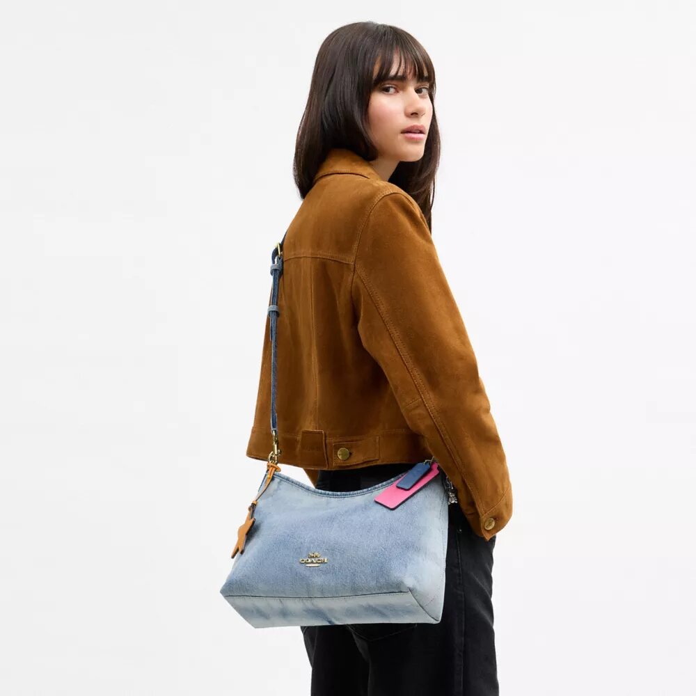 Laurel-Schultertasche aus Loved Denim mit Anhängern