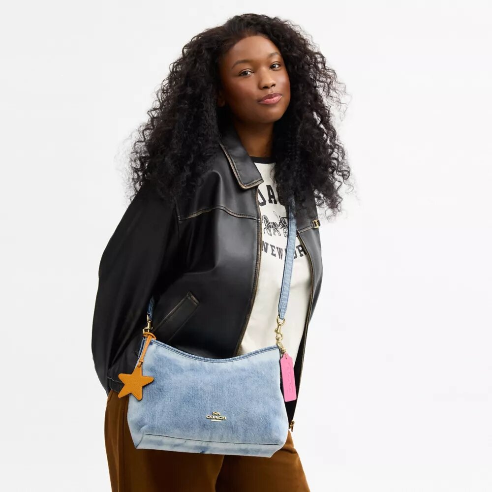 Laurel-Schultertasche aus Loved Denim mit Anhängern