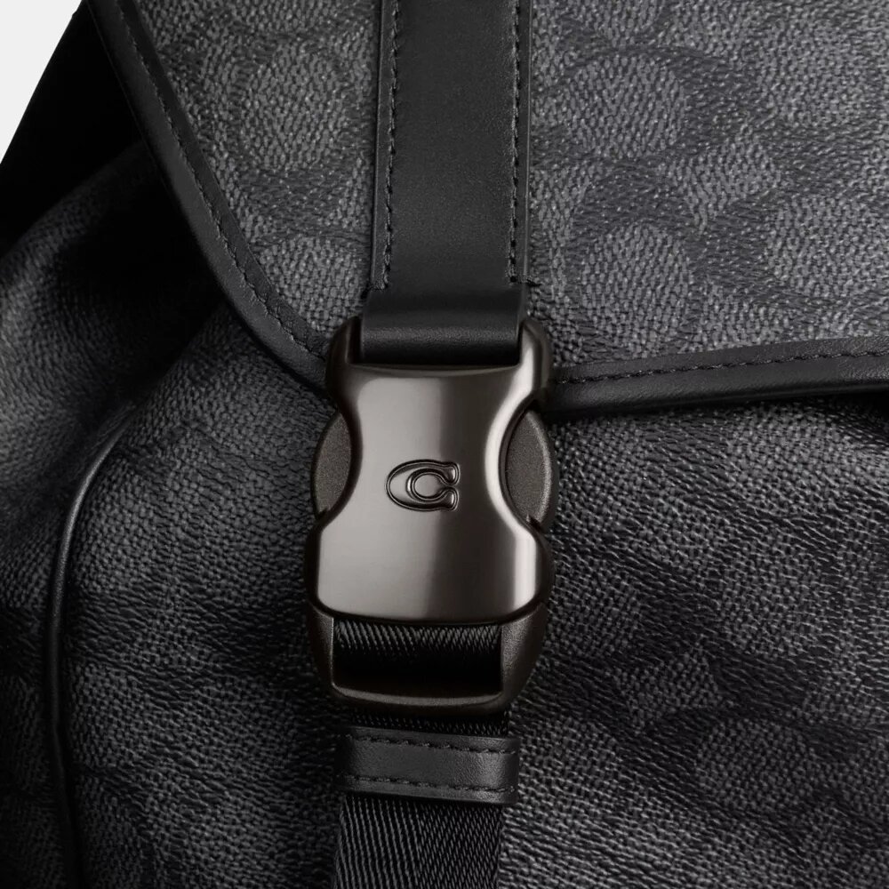 „League“-Rucksack mit Klappe aus Signature Canvas