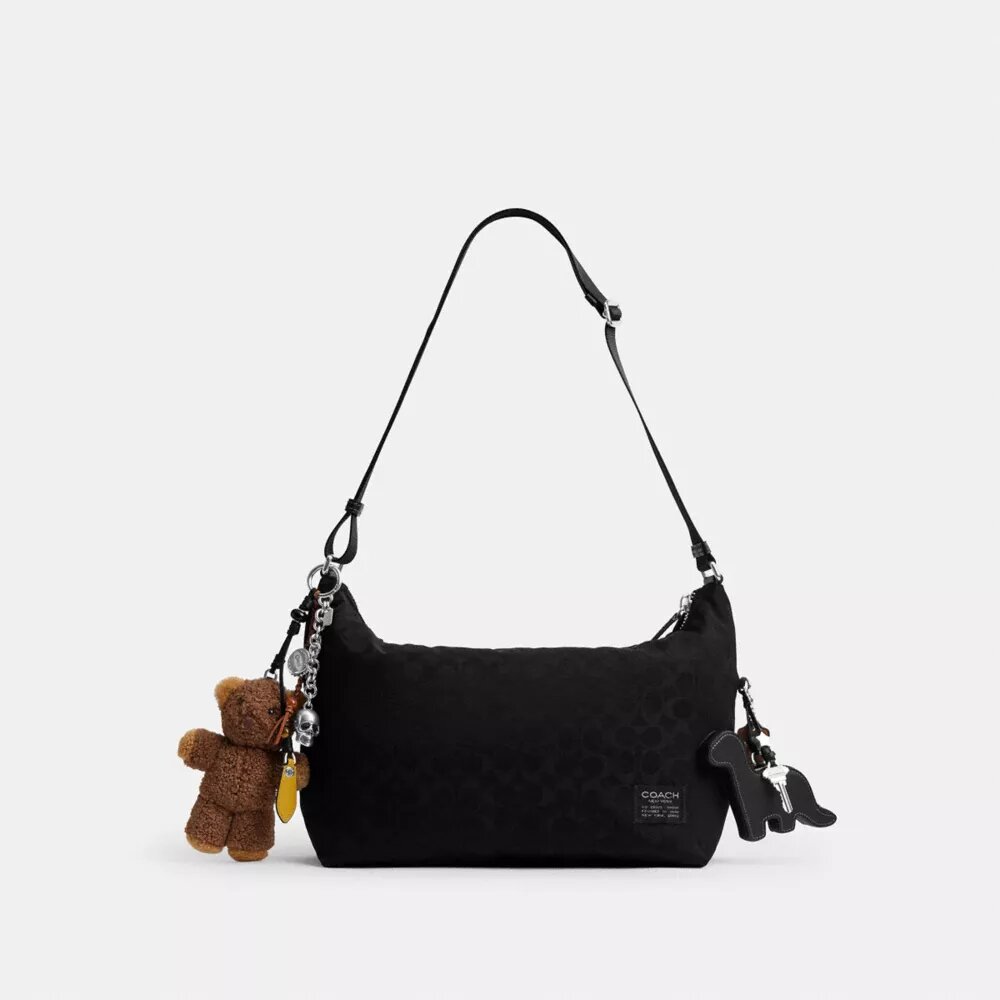 Leo Crossbody aus Signature-Nylon mit Anhängern