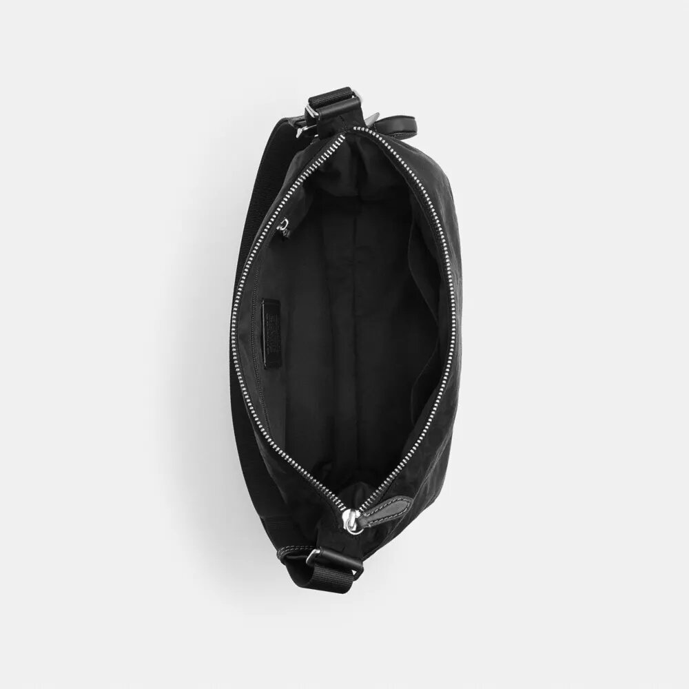 Leo Crossbody aus Signature-Nylon mit Anhängern