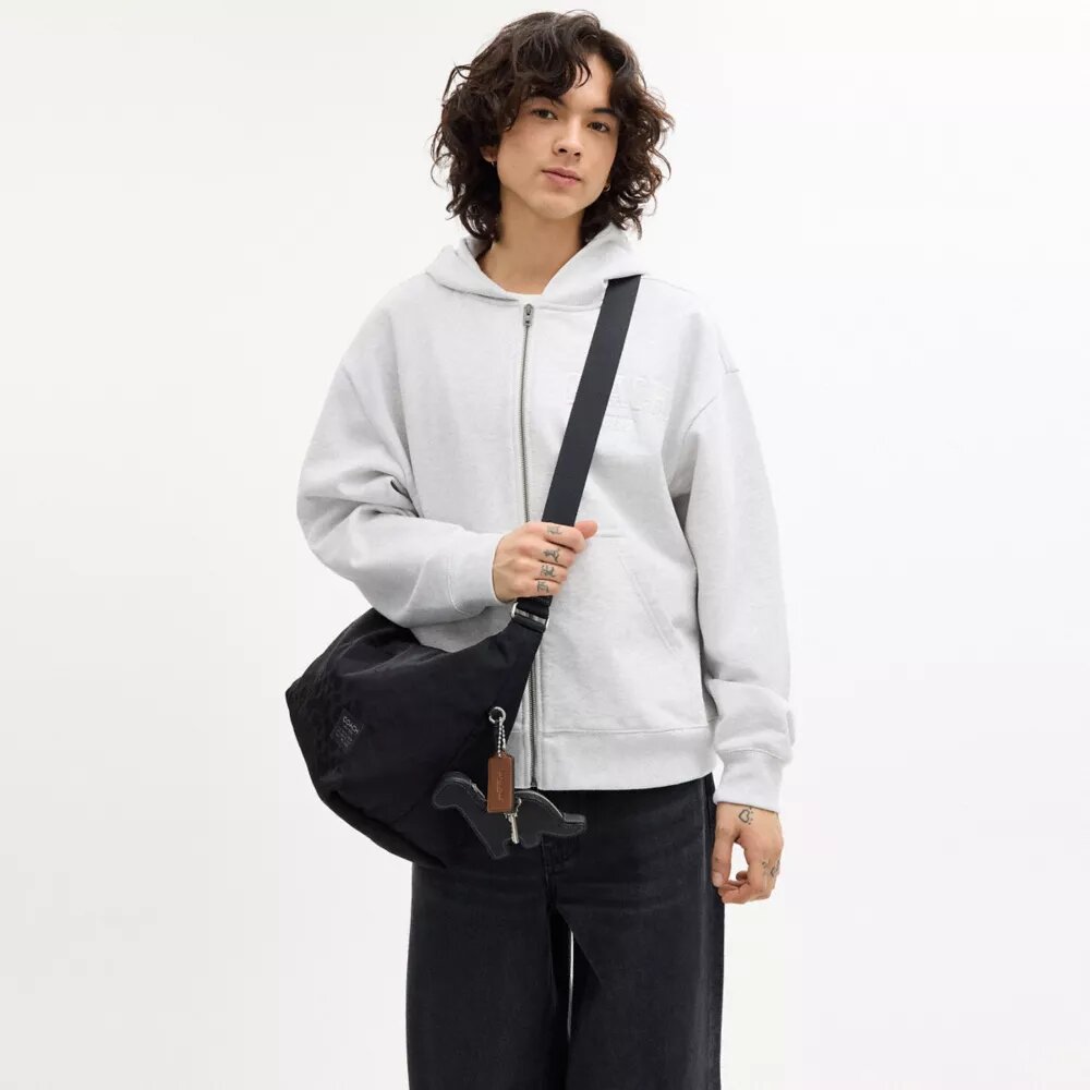 Leo Crossbody aus Signature-Nylon mit Anhängern
