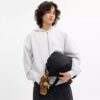 Leo Crossbody aus Signature-Nylon mit Anhängern