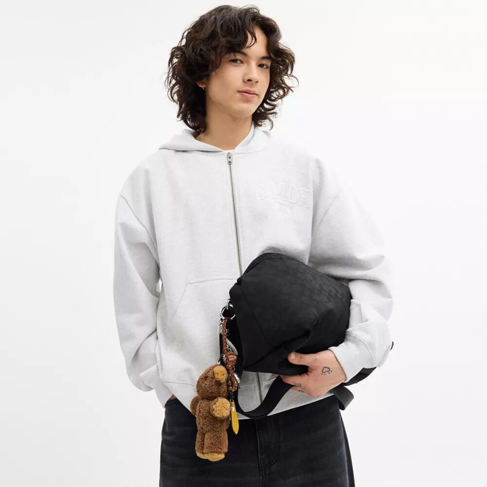 Leo Crossbody aus Signature-Nylon mit Anhängern