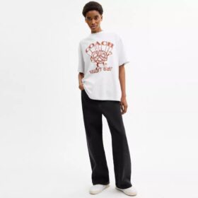 Locker sitzendes T-Shirt mit Brezel-Motiv aus Bio-Baumwolle