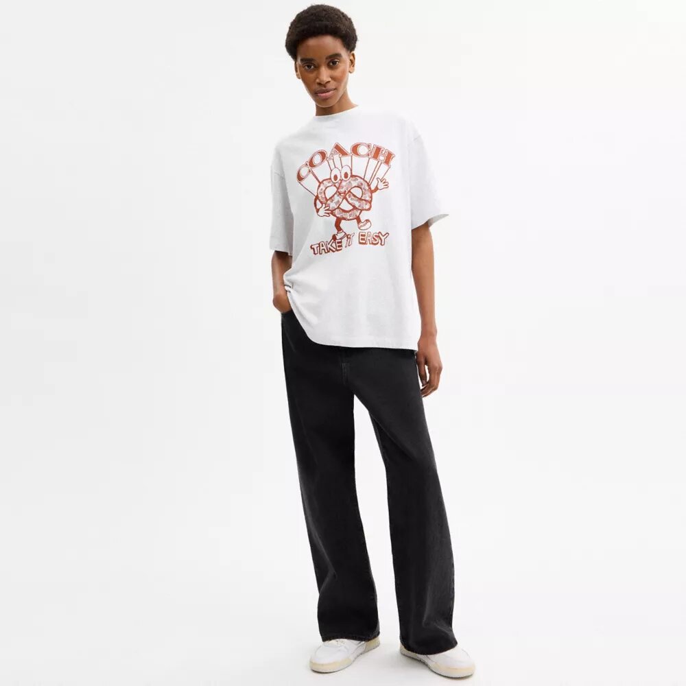 Locker sitzendes T-Shirt mit Brezel-Motiv aus Bio-Baumwolle