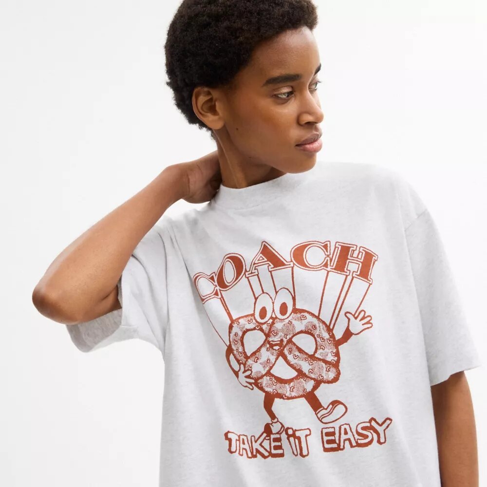 Locker sitzendes T-Shirt mit Brezel-Motiv aus Bio-Baumwolle