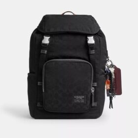Logan-Rucksack aus Signature-Nylon mit Anhängern