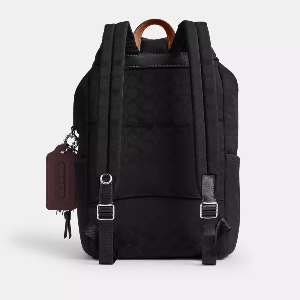 Logan-Rucksack aus Signature-Nylon mit Anhängern