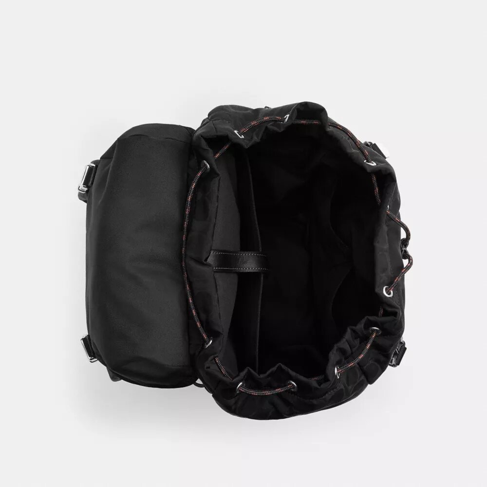 Logan-Rucksack aus Signature-Nylon mit Anhängern