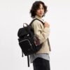 Logan-Rucksack aus Signature-Nylon mit Anhängern