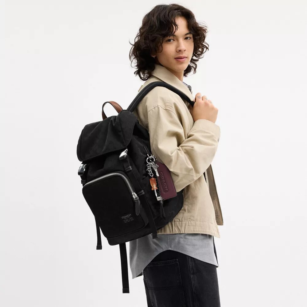 Logan-Rucksack aus Signature-Nylon mit Anhängern
