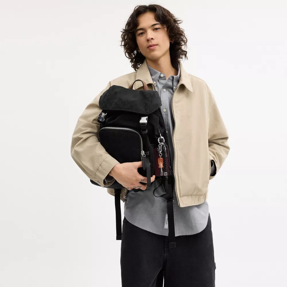 Logan-Rucksack aus Signature-Nylon mit Anhängern