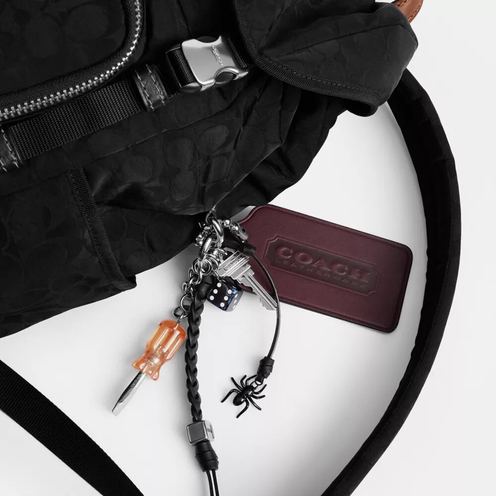 Logan-Rucksack aus Signature-Nylon mit Anhängern