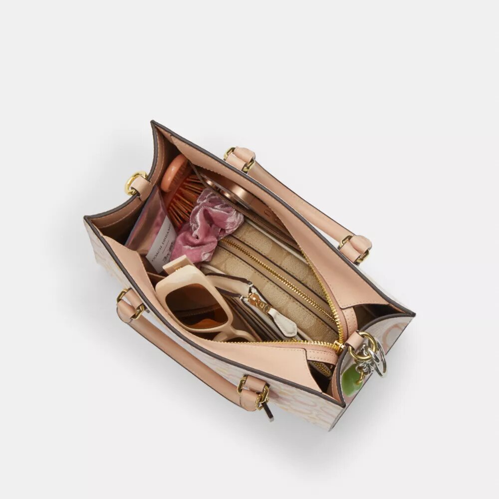 Maggie Small Tote-Bag aus Signature Canvas
