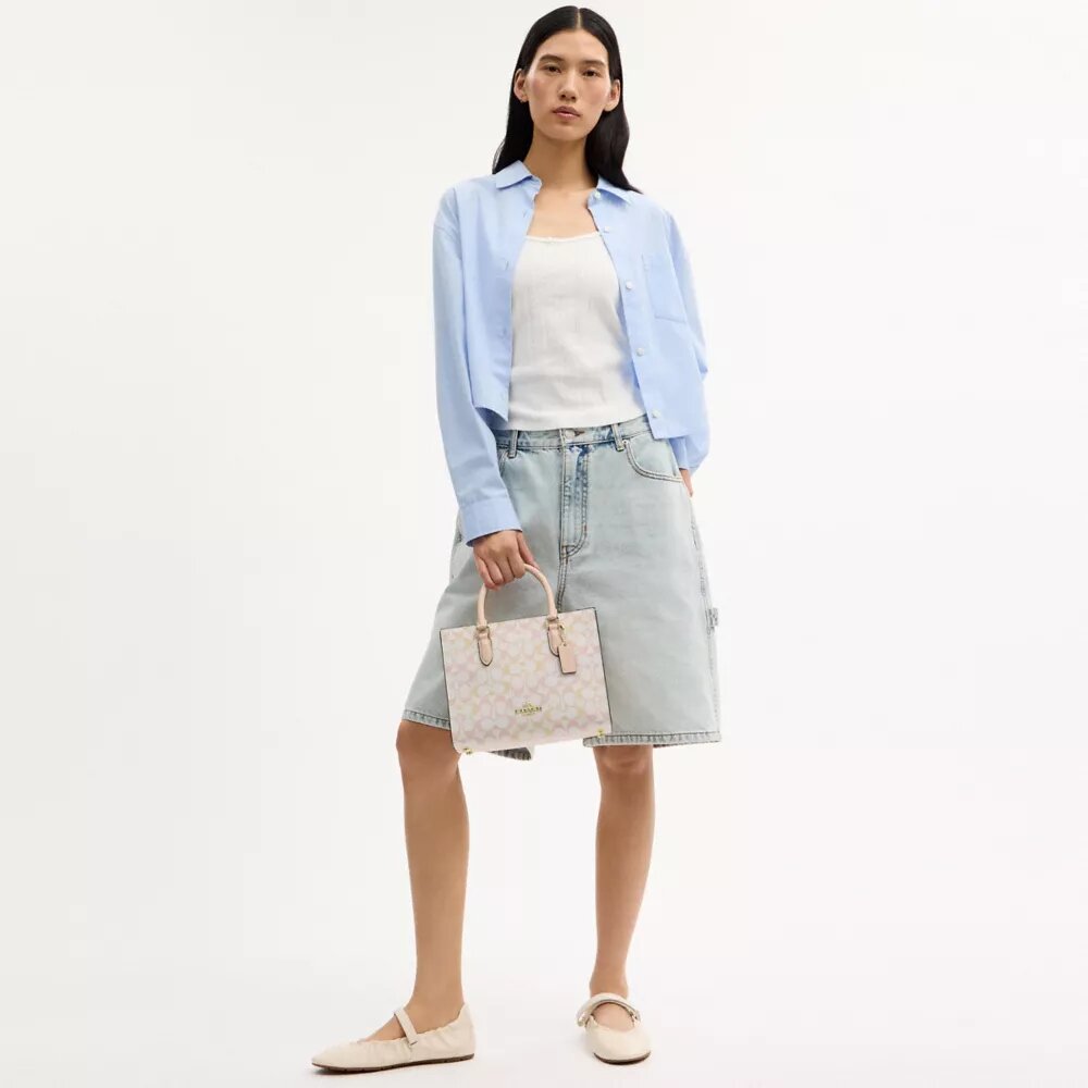 Maggie Small Tote-Bag aus Signature Canvas