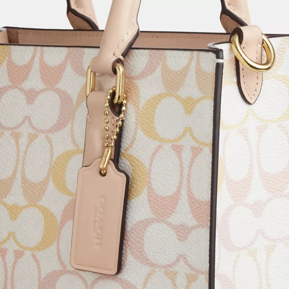 Maggie Small Tote-Bag aus Signature Canvas