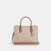 Maggie Small Tote Bag aus „Signature Canvas“ mit Blockmuster