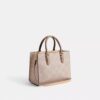 Maggie Small Tote Bag aus „Signature Canvas“ mit Blockmuster