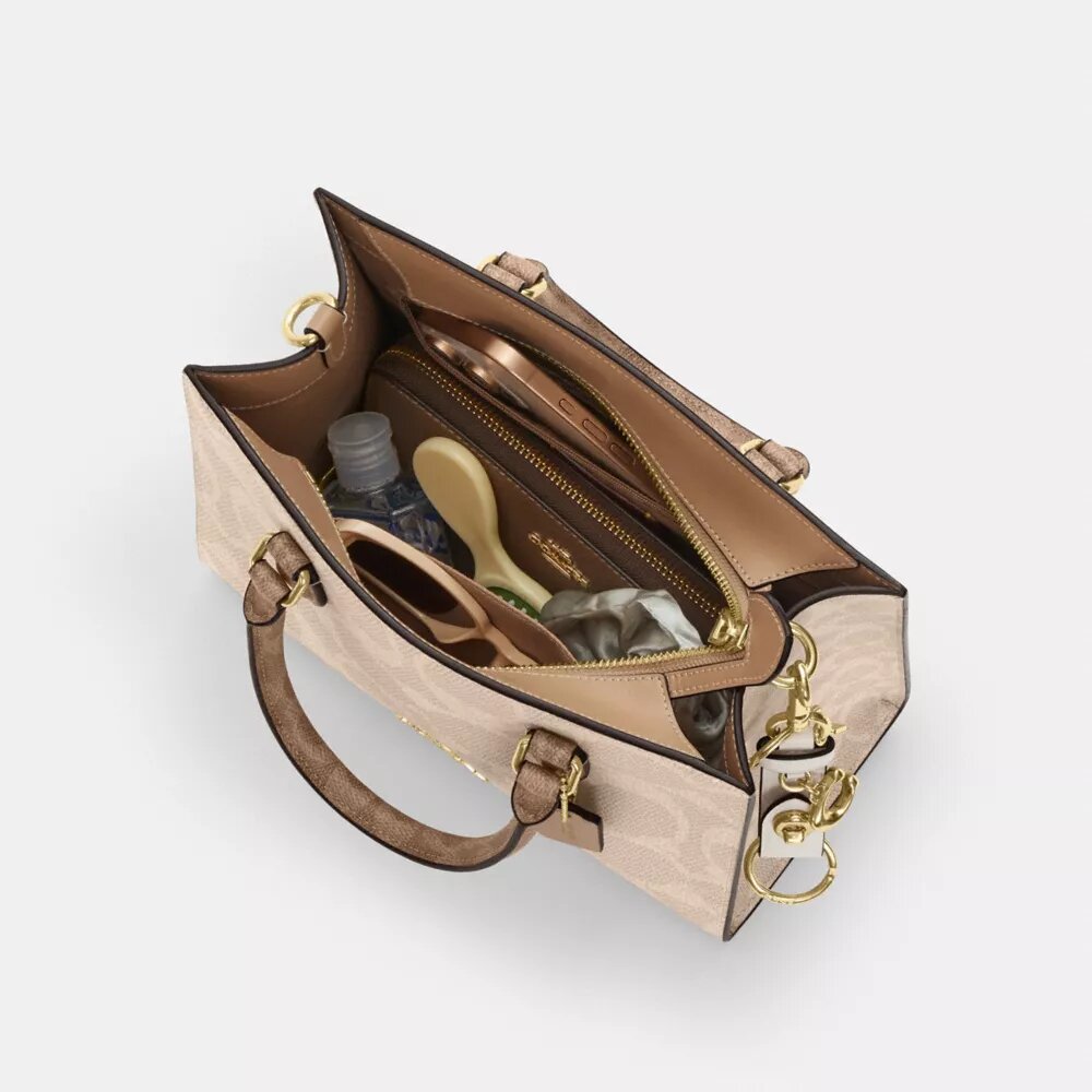 Maggie Small Tote Bag aus „Signature Canvas“ mit Blockmuster