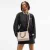Maggie Small Tote Bag aus „Signature Canvas“ mit Blockmuster