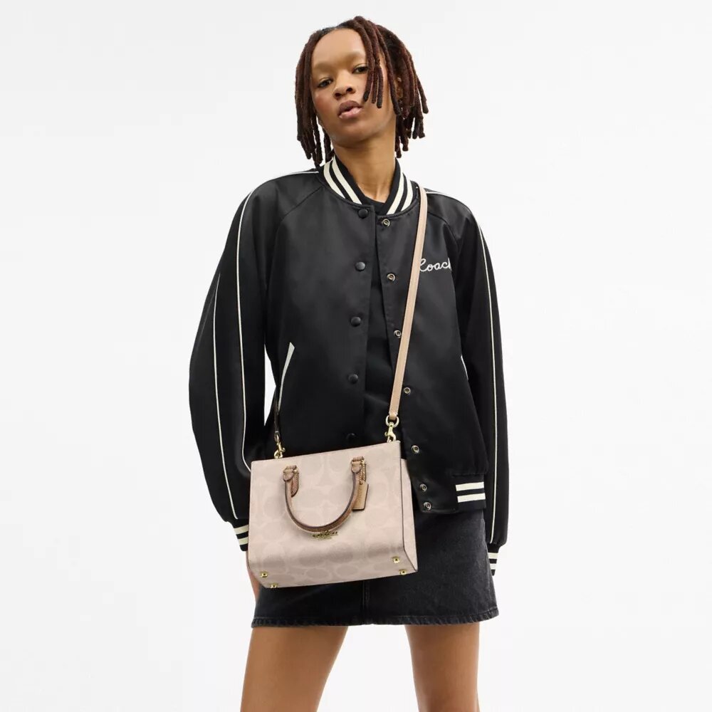 Maggie Small Tote Bag aus „Signature Canvas“ mit Blockmuster