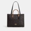 Maggie-Tote-Bag aus Signature Canvas mit Blockmuster