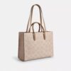 Maggie-Tote-Bag aus Signature Canvas mit Blockmuster