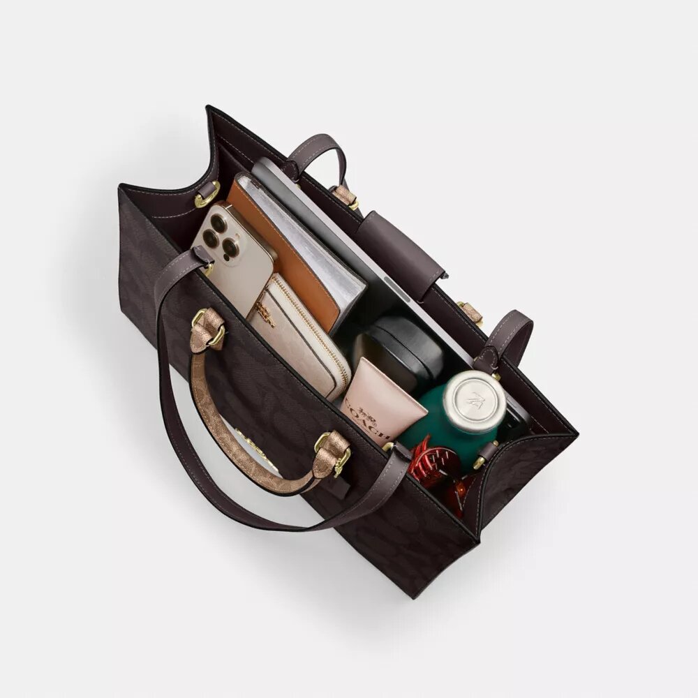 Maggie-Tote-Bag aus Signature Canvas mit Blockmuster