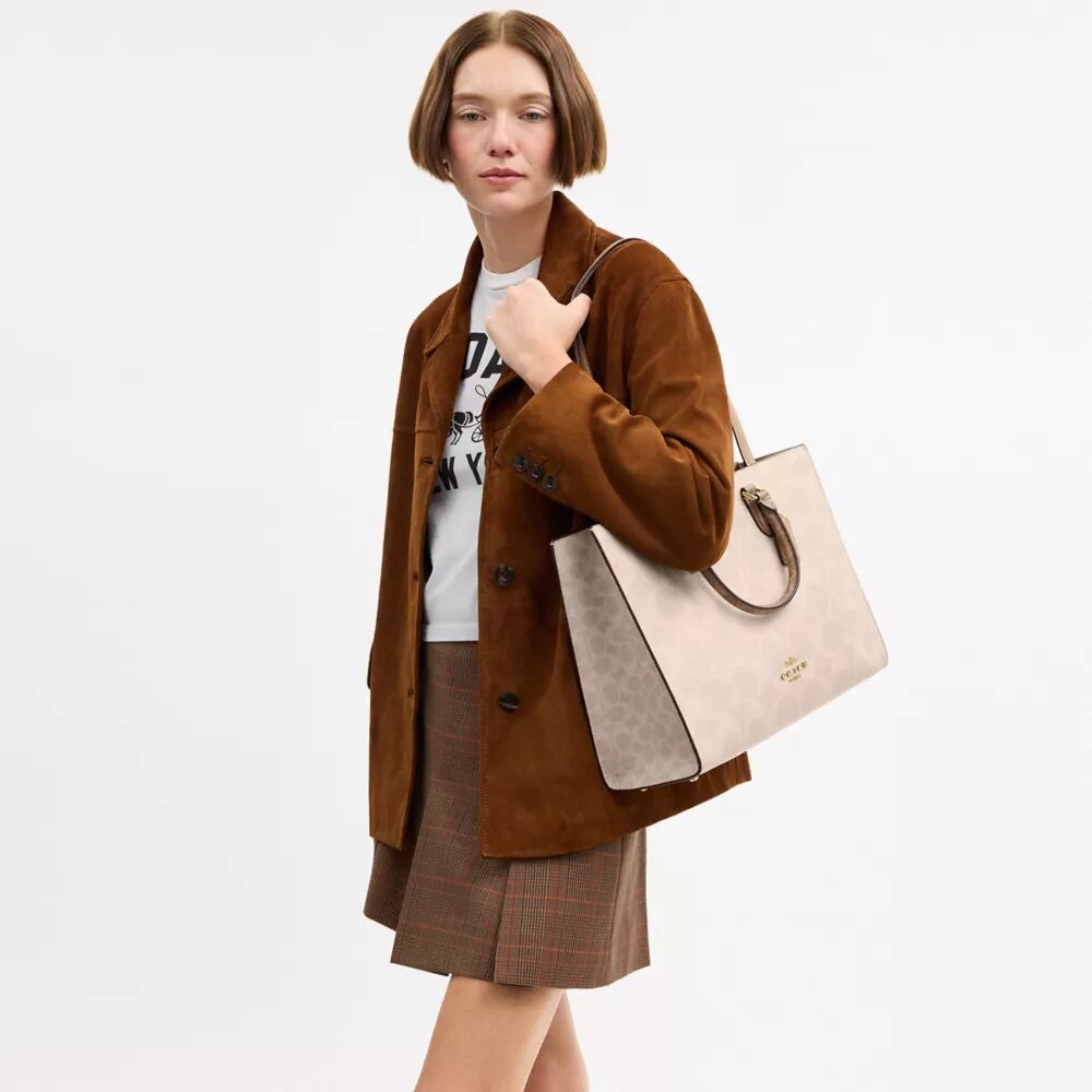 Maggie-Tote-Bag aus Signature Canvas mit Blockmuster