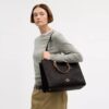 Maggie-Tote-Bag aus Signature Canvas mit Blockmuster