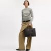 Maggie-Tote-Bag aus Signature Canvas mit Blockmuster