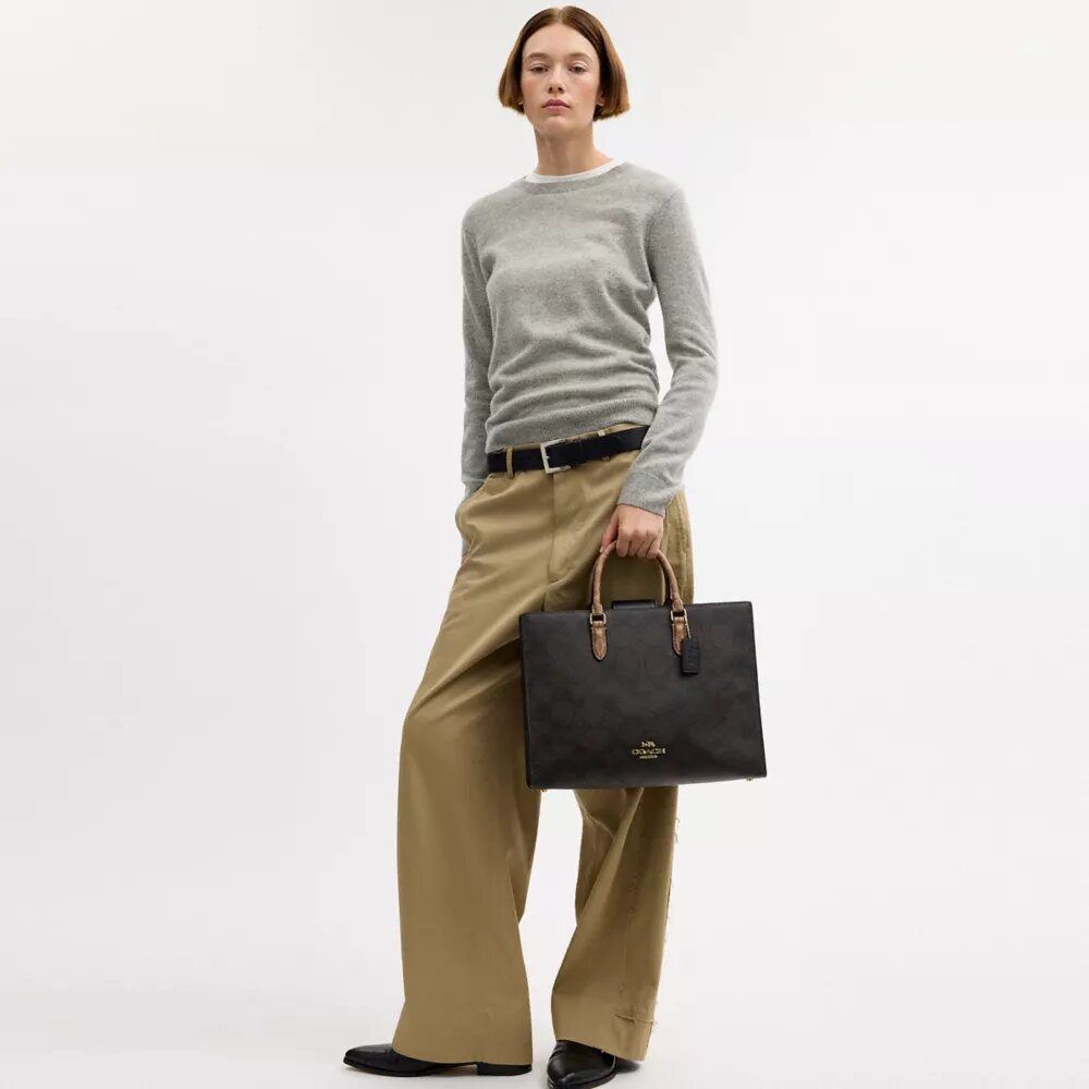 Maggie-Tote-Bag aus Signature Canvas mit Blockmuster