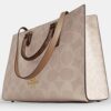 Maggie-Tote-Bag aus Signature Canvas mit Blockmuster