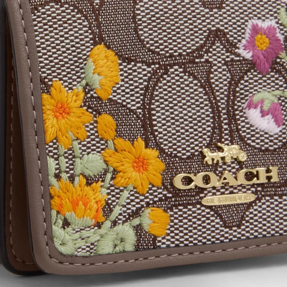 Mini-Geldbörse an einer Kette aus charakteristischem Jacquard mit Blumenstickerei