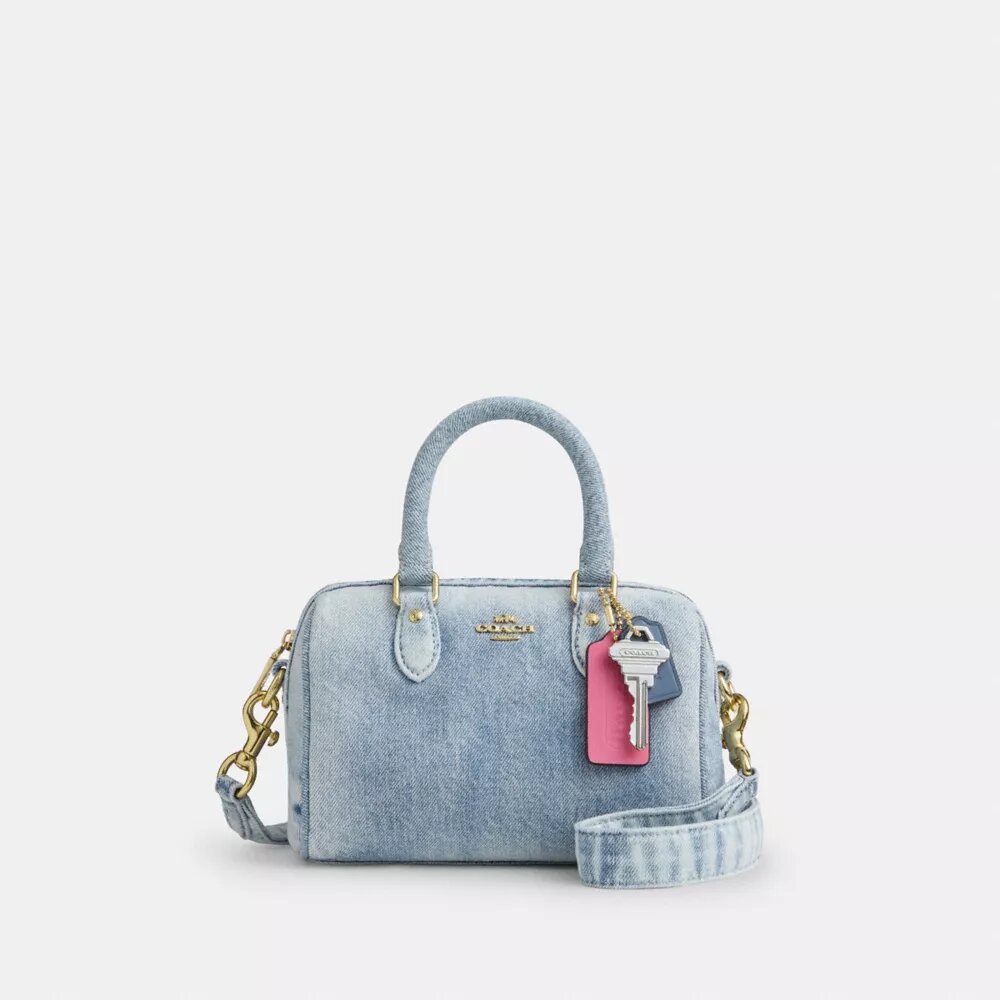 Mini-Rowan-Umhängetasche aus „Loved Denim“ mit Anhängern