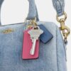 Mini-Rowan-Umhängetasche aus „Loved Denim“ mit Anhängern
