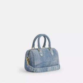 Mini-Rowan-Umhängetasche aus „Loved Denim“ mit Anhängern