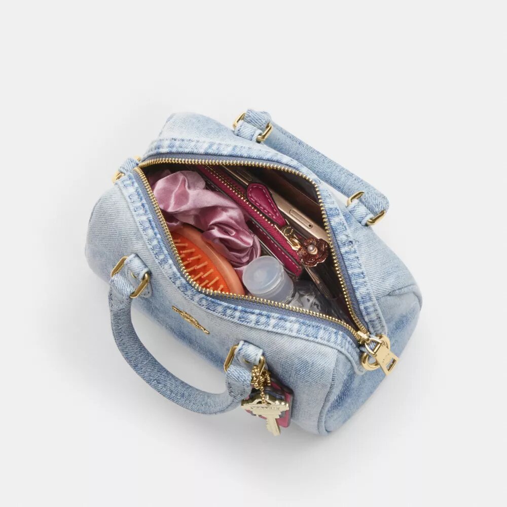 Mini-Rowan-Umhängetasche aus „Loved Denim“ mit Anhängern