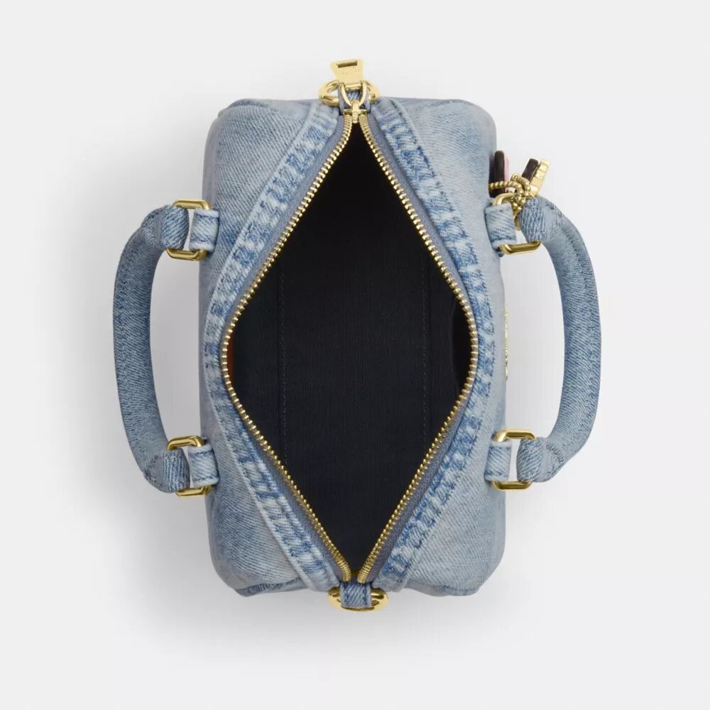 Mini-Rowan-Umhängetasche aus „Loved Denim“ mit Anhängern