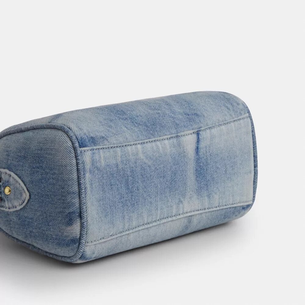 Mini-Rowan-Umhängetasche aus „Loved Denim“ mit Anhängern