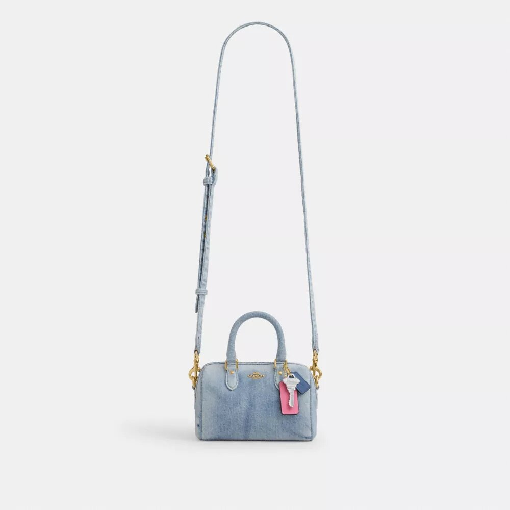 Mini-Rowan-Umhängetasche aus „Loved Denim“ mit Anhängern