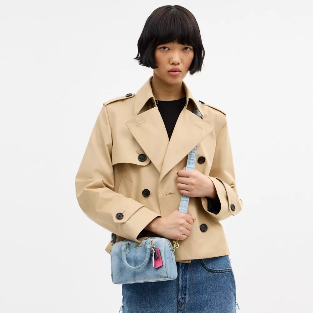 Mini-Rowan-Umhängetasche aus „Loved Denim“ mit Anhängern